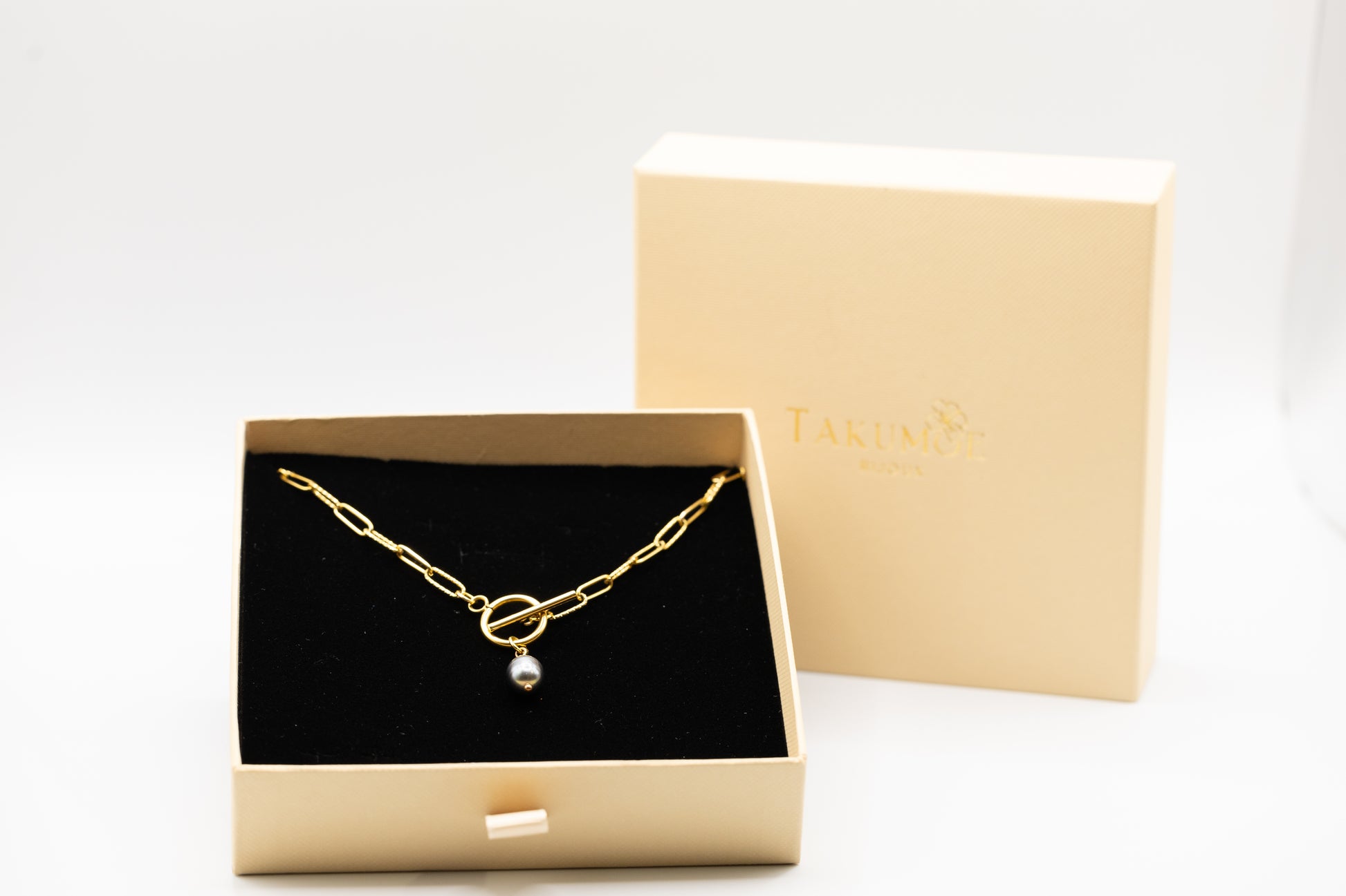 Collier Vahine dans son écrin élégant 